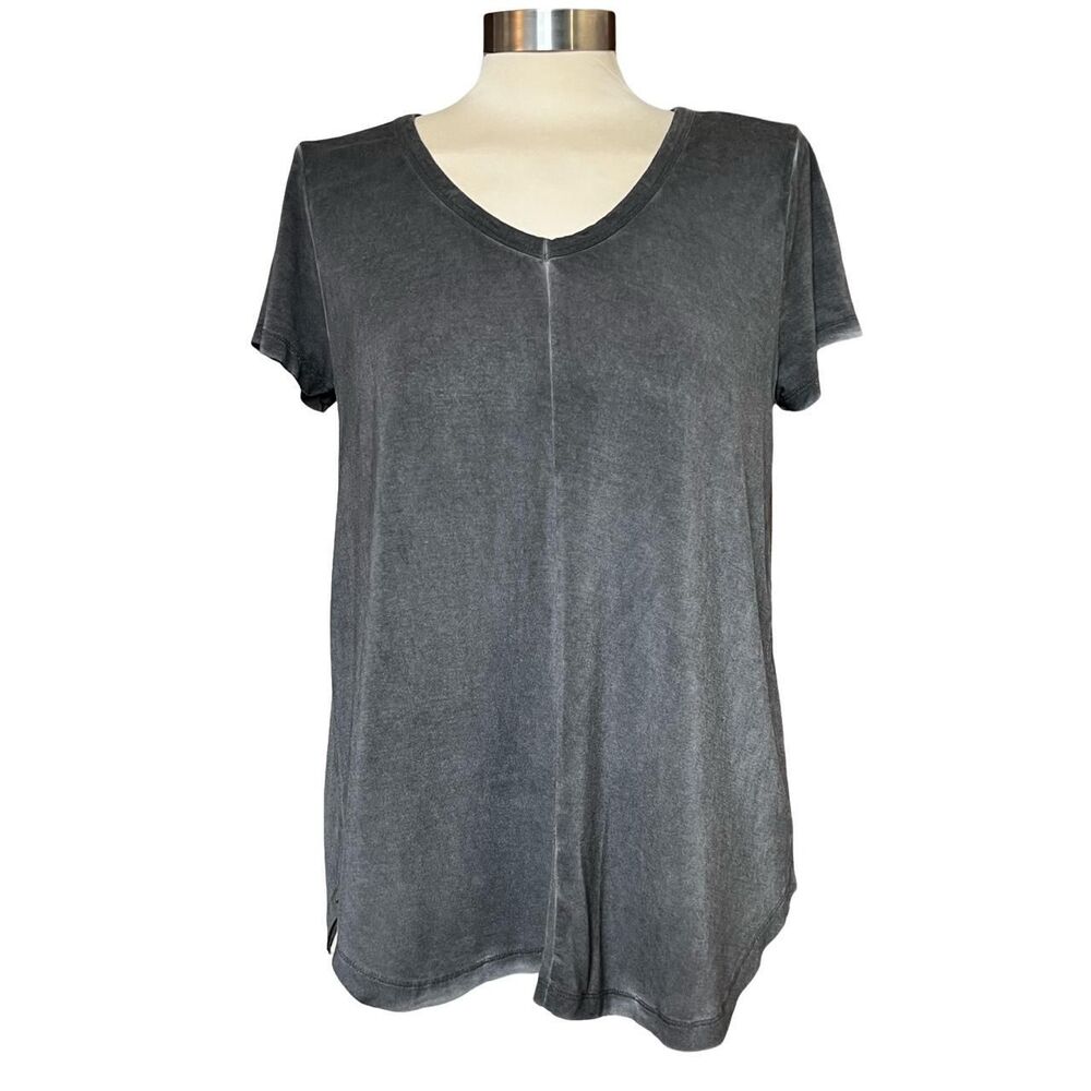 Cable & Gauge Sport soft
V-neck grey flowy T-shirt women’s size Medium Top